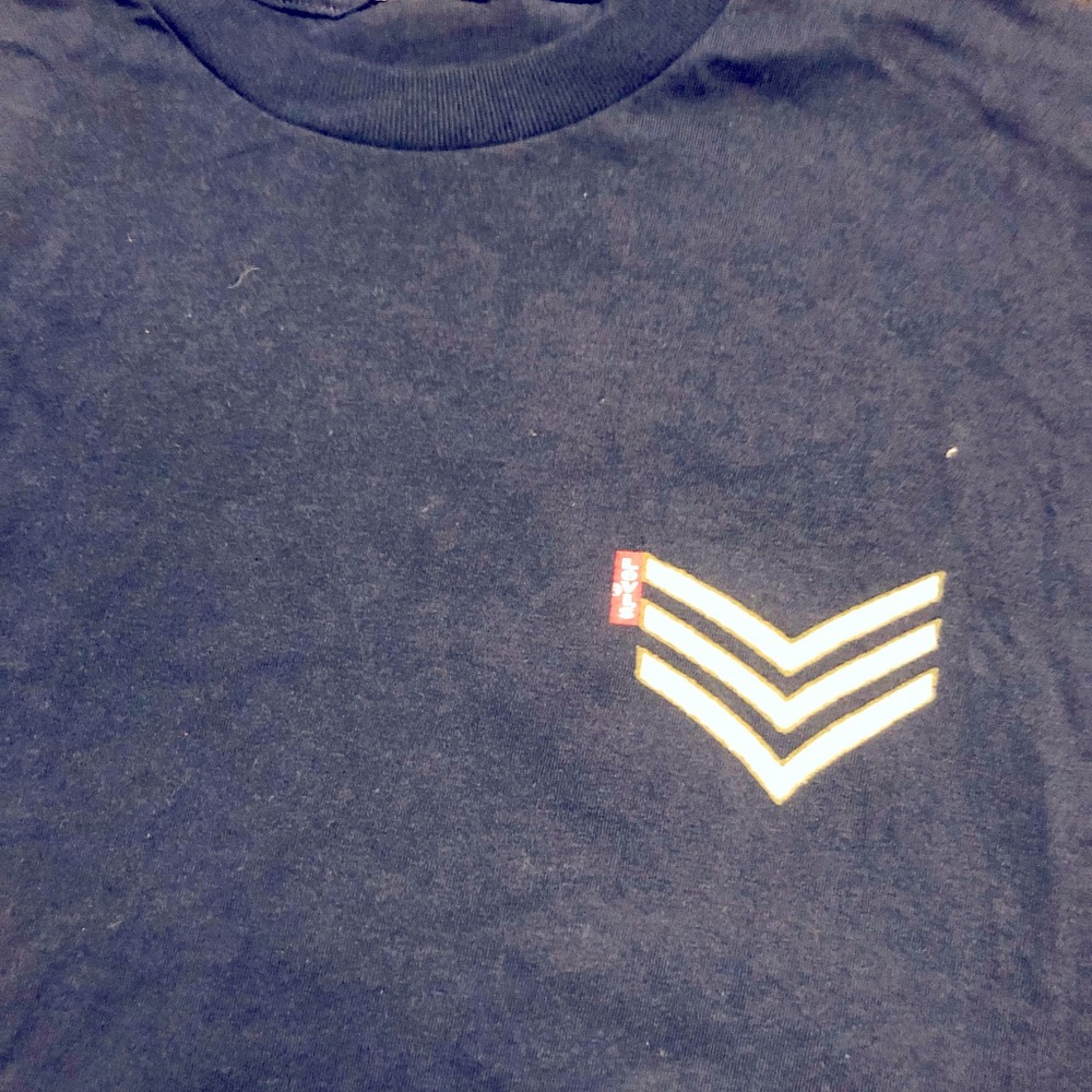 Men Levi’s tee